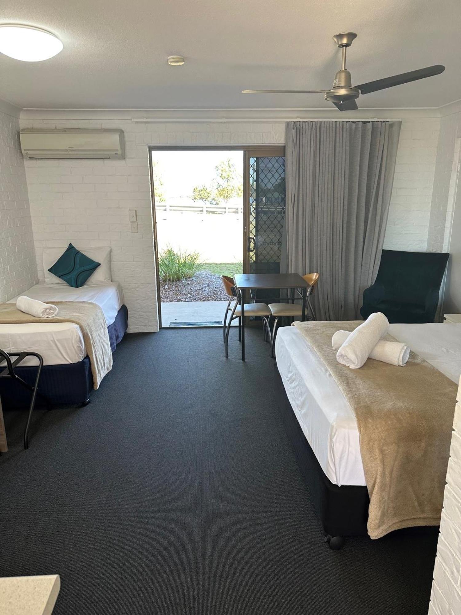 Bribie Waterways Motel Bongaree Экстерьер фото