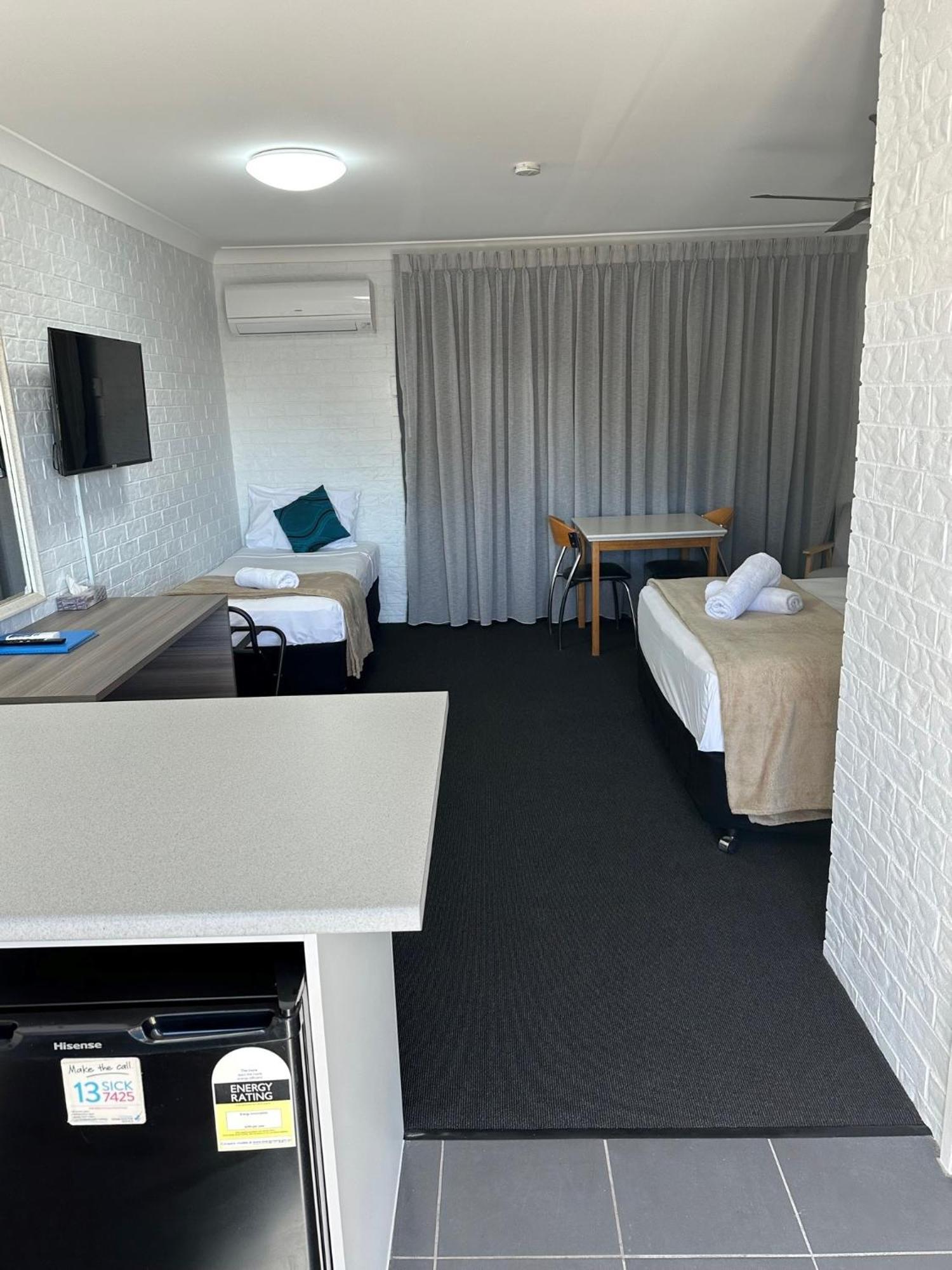 Bribie Waterways Motel Bongaree Экстерьер фото