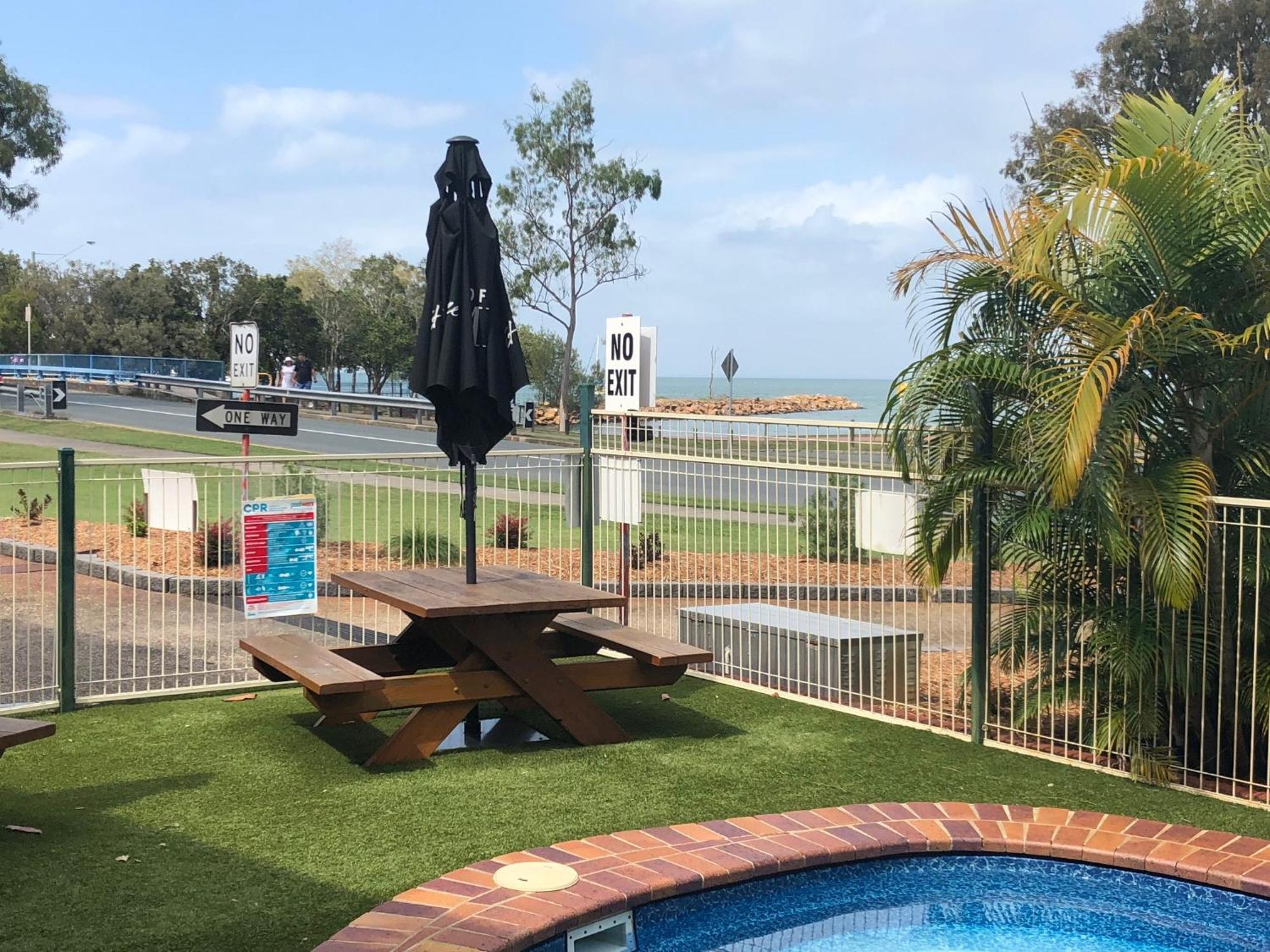 Bribie Waterways Motel Bongaree Экстерьер фото