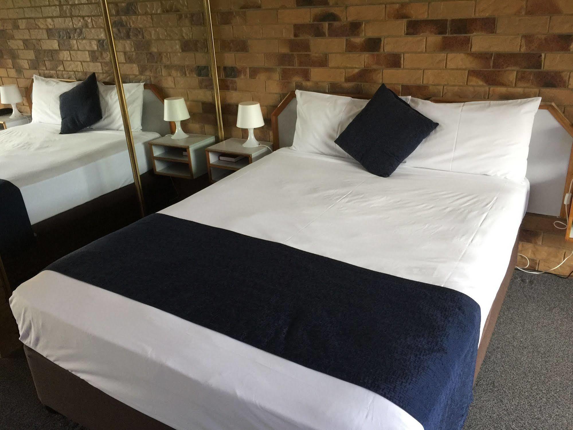 Bribie Waterways Motel Bongaree Экстерьер фото